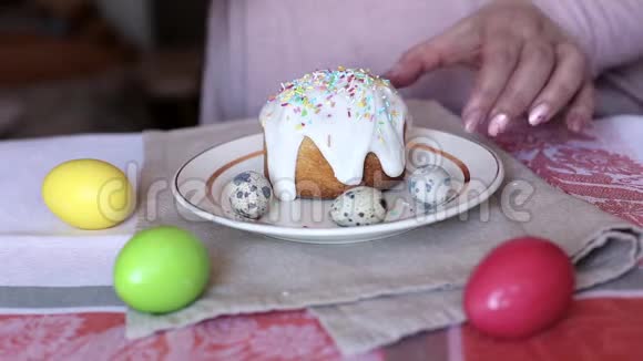 一个女人品尝传统的复活节蛋糕在桌子上用刀切蛋糕视频的预览图