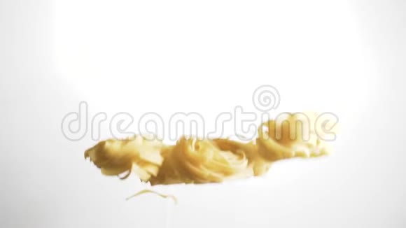 未煮熟的意大利通心粉面在白色背景上上下飘落食物录像视频的预览图