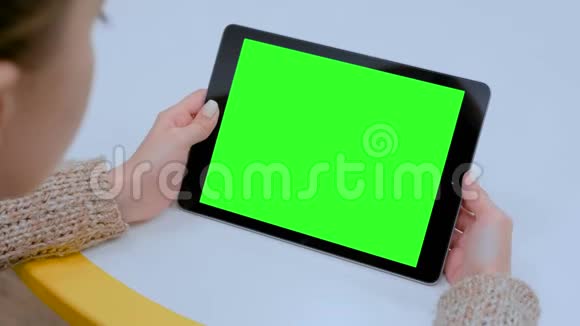 女性触摸绿色屏幕触摸屏显示黑色数码平板电脑在家视频的预览图