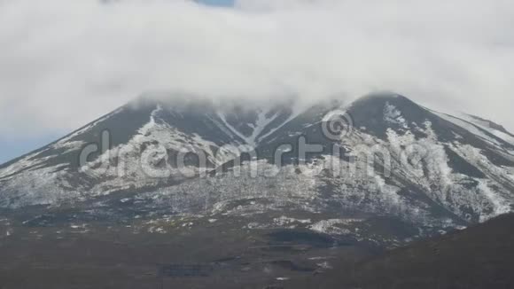 山雪峰和雾云景观薄雾笼罩着雪山视频的预览图