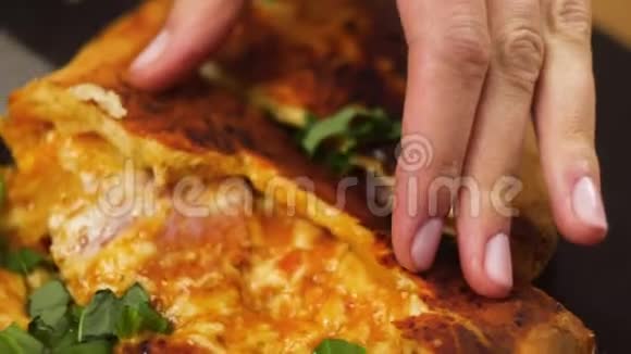厨师手的特写拿着一块美味的披萨在木板上放着意大利腊肠泡菜奶酪传统视频的预览图
