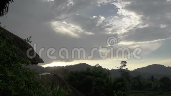 在雨中观赏山上的水稻梯田和农民的房子印度尼西亚巴厘视频的预览图