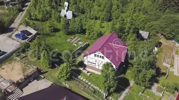 在河边的一个村庄里鸟瞰五颜六色的房子宁静的生活场所剪辑现代小屋位于视频的预览图