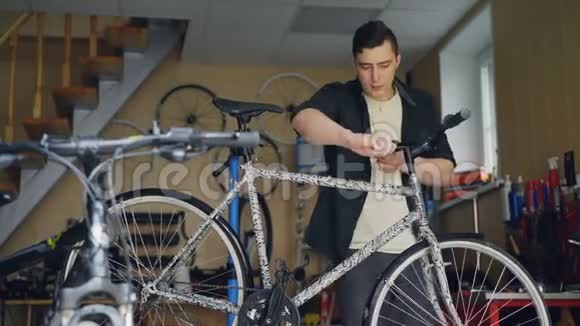 有经验的师傅在车间工作时用专用工具检查和修理自行车车把视频的预览图