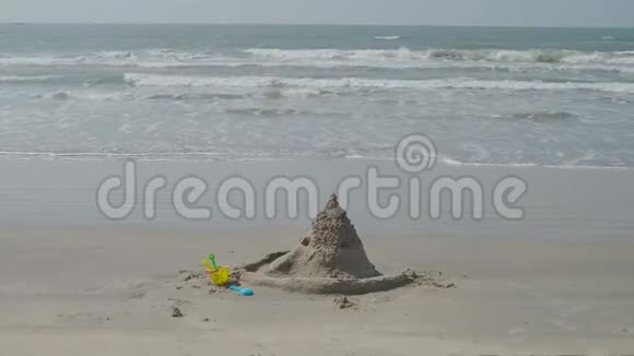 沙滩城堡婴儿桶和海边的铲子视频的预览图