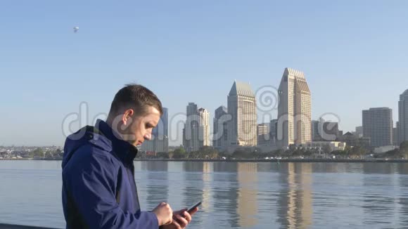 城市里的智能手机人在打手机视频的预览图