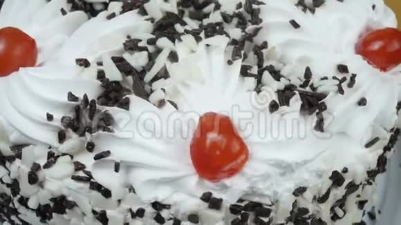 时尚轻松生日蛋糕加巧克力雪碧视频的预览图