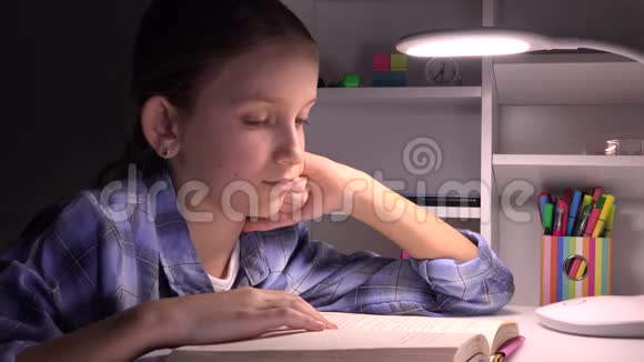 孩子在晚上读书女孩在黑暗中学习孩子学习家庭作业视频的预览图