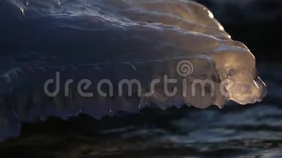贝加尔湖冰柱上的波浪飞溅视频的预览图