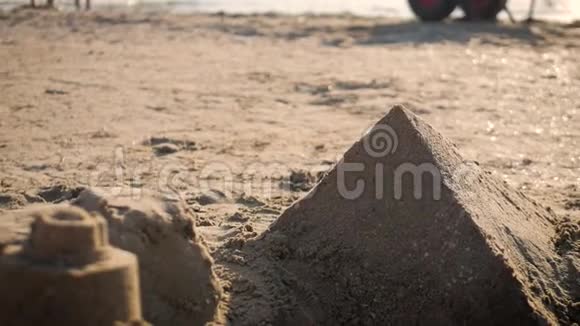 海滩上金字塔形状的沙堡视频的预览图