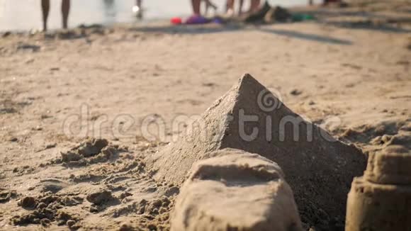 海滩上金字塔形状的沙堡视频的预览图