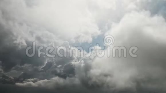 雷雨前蓝天上变化的云层的时间流逝在蓝色的高度间隔内旋转的云视频的预览图