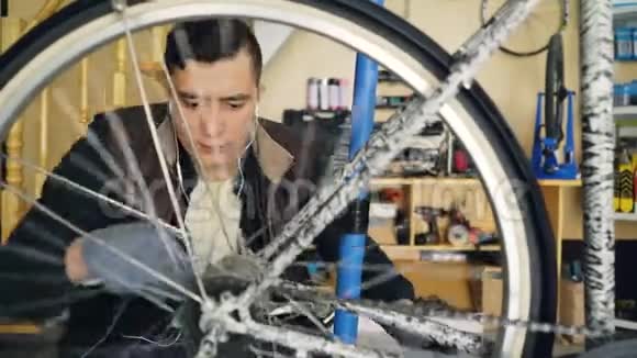 熟练的军人正在修理自行车脚踏板和旋转轮用扳手拧紧接头固定它视频的预览图
