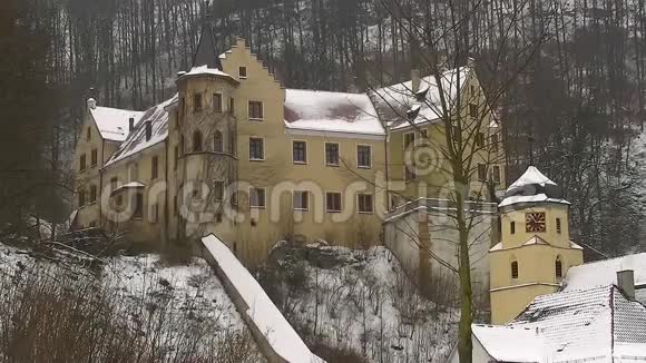 冬天的小城堡靠近森林烟囱冒烟视频的预览图