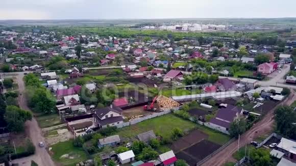 有新房子的乡村小镇的俯视图剪辑在建的新木屋在背景全景中脱颖而出视频的预览图