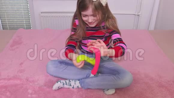 小女孩玩两个五颜六色的滑体视频的预览图