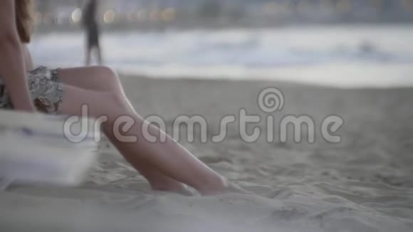 腿移动沙子视频的预览图