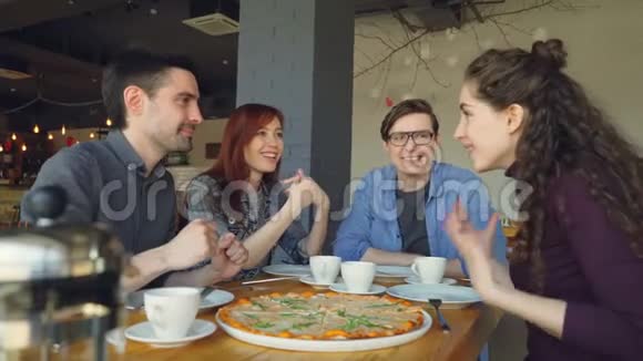 快乐的女孩和男人最好的朋友正在聊天从大盘子里拿一片美味的披萨友谊视频的预览图