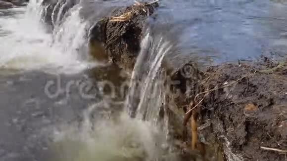 水有点瀑布流入大海视频的预览图