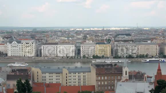 Pest侧多瑙河堤岸建筑物顶部全景图视频的预览图