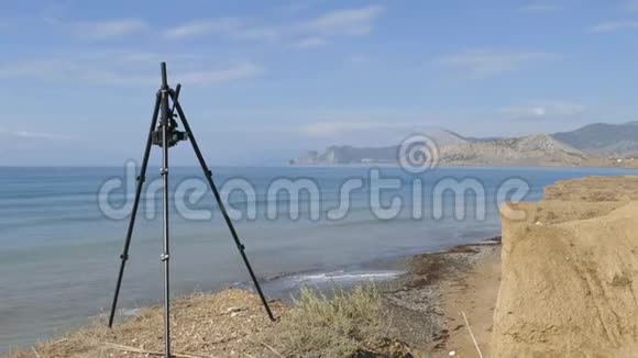 在三脚架上拍摄海岸Benro视频的预览图