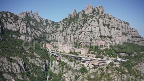 带修道院的蒙特塞拉特山鸟瞰图视频的预览图