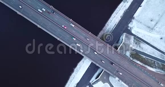 从上面拍摄的桥视频的预览图