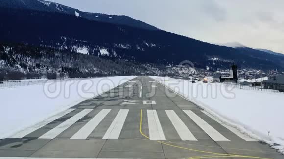 从山坡机场跑道起飞的飞机POV冬季4k视频的预览图