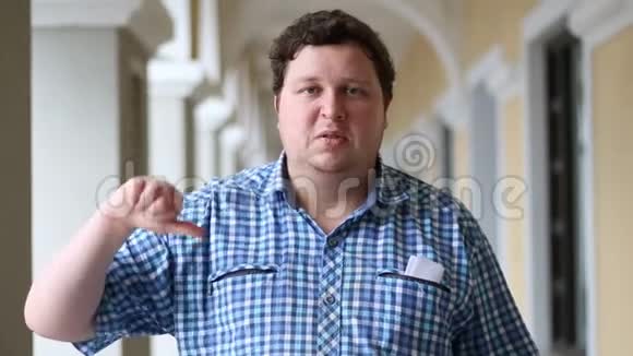 一个男人竖起大拇指的肖像视频的预览图