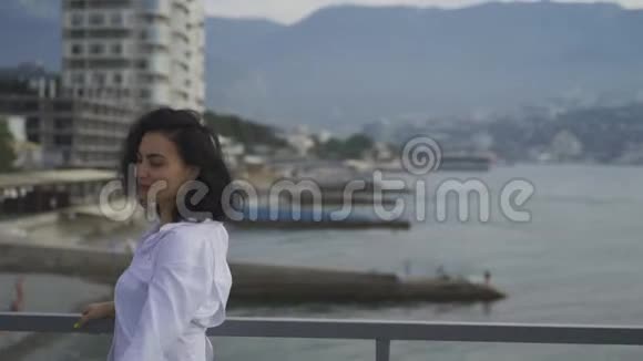 美丽的鞑靼女孩在海边摆姿势视频的预览图