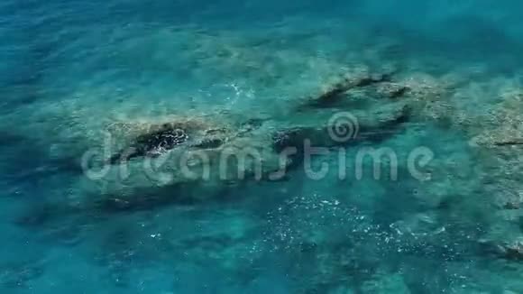 岩石填满了蔚蓝海岸的海水视频的预览图