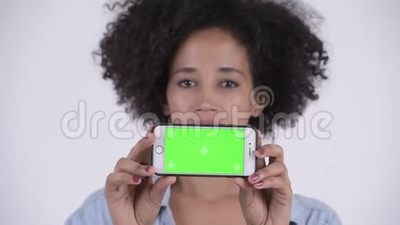 年轻快乐的非洲女人一边看手机一边思考视频的预览图