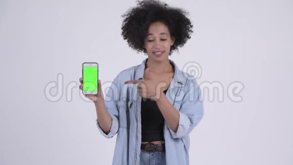 年轻快乐的非洲女人带着电话竖起大拇指视频的预览图