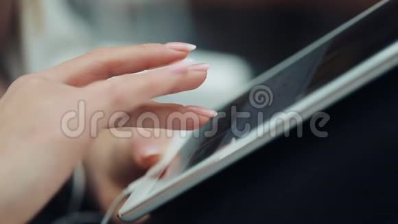 女人的手指膝盖上放着一块药片视频的预览图