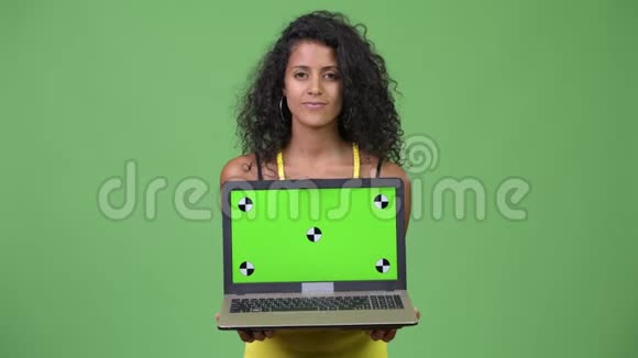 年轻漂亮的西班牙女人一边看笔记本电脑一边思考视频的预览图