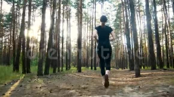 女森林活跃女孩运动女士木太阳视频的预览图