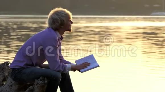 快乐的记者在湖边读一篇文章视频的预览图