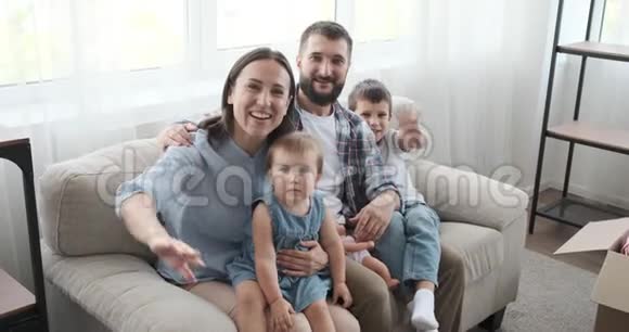 坐在沙发上的幸福家庭画像视频的预览图