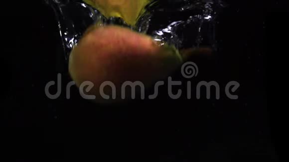 一个梨落在水中溅起的水花和气泡在缓慢的运动视频的预览图