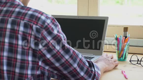黑色斯科特衬衫商人点击鼠标或在笔记本电脑前工作视频的预览图