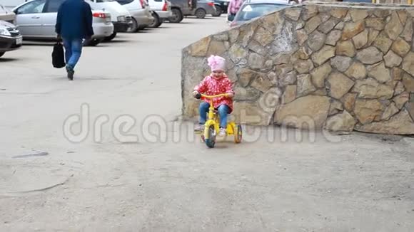 小女孩学骑自行车视频的预览图