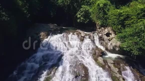 用无人机在亚洲的印度尼西亚巴厘岛空中射击飞越丛林中部美丽的瀑布视频的预览图