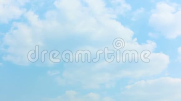 白云划过淡蓝的天空视频的预览图