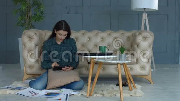 创意女性平板电脑在家工作视频的预览图