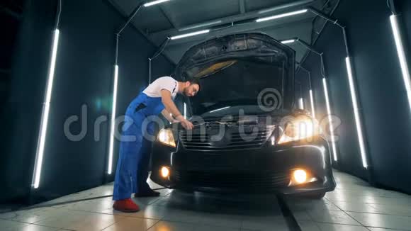 男工修理车辆的车间视频的预览图