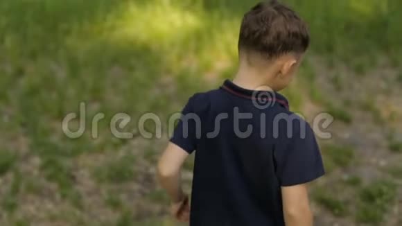一个男孩在夏天的公园里跑步视频的预览图