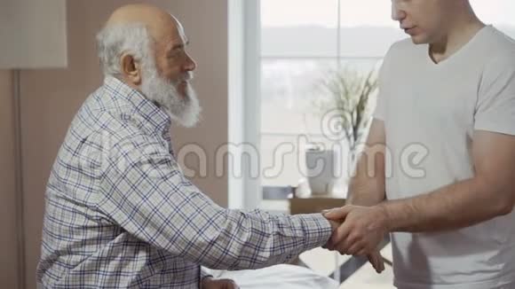 医生按摩老人的手视频的预览图