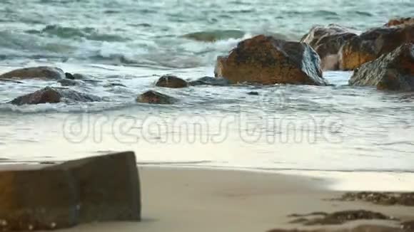 绿松石的海浪拍打着岩石视频的预览图