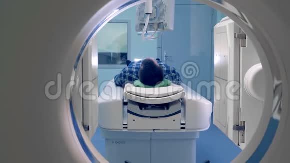 体检概念一个人在诊所接受了断层扫描视频的预览图