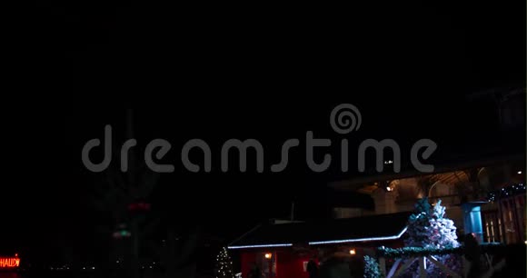 圣诞老人的雪橇和烟火一起飞视频的预览图